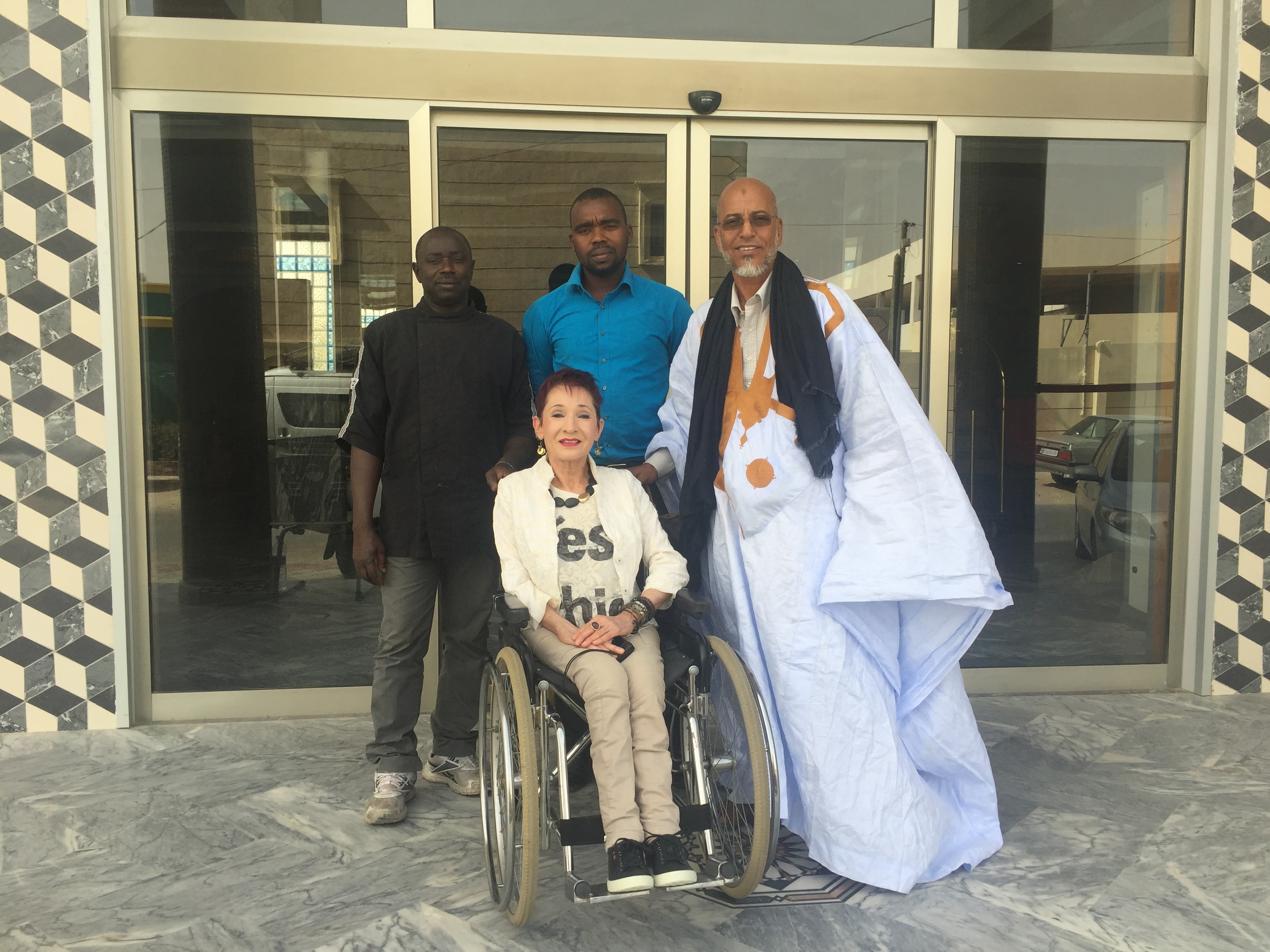 Acces-handicapes-avec-les-Employes-Desert-Mauritanie2
