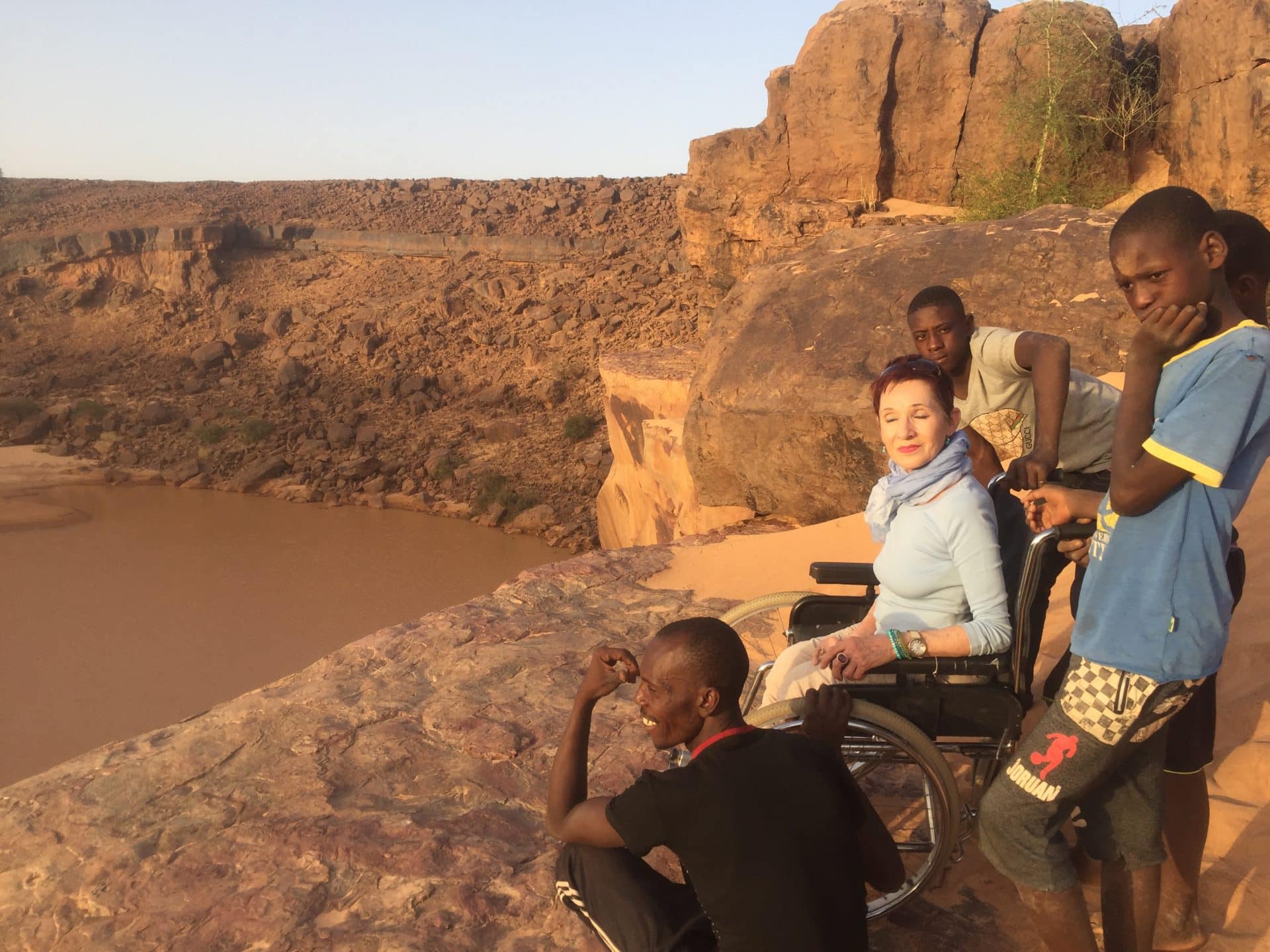 Acces-handicapes-avec-les-Employes-Desert-Mauritanie